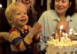 Мальчик обжегся пытаясь задуть свечку на торте